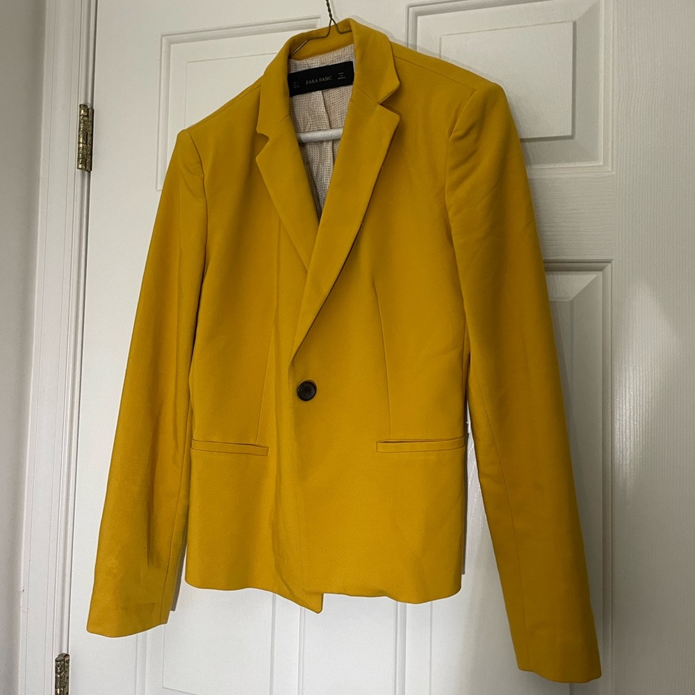 Zara Mustard blazer perfect for fall size L but fits M